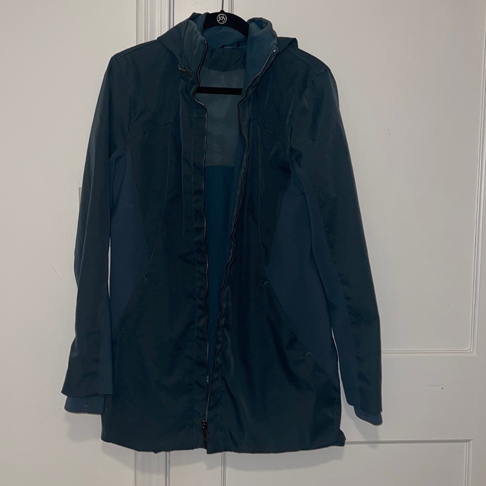 Lululemon hooded rain jacket size 10/12